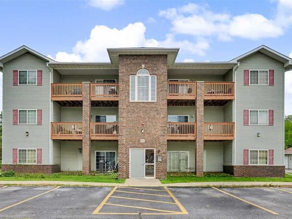 80 Circle Dr, Unit 4, North Liberty, IA 52317