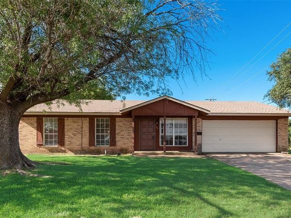 102 Silver Creek Drive, Duncanville, TX 75137