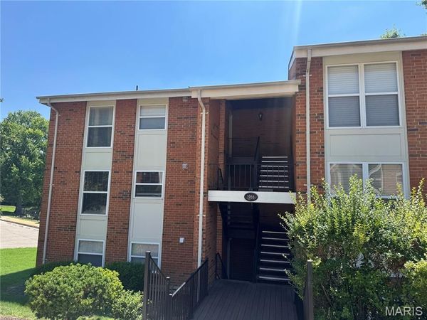 1966 Hunting Lake Court, Unit 201, Kirkwood, MO 63122