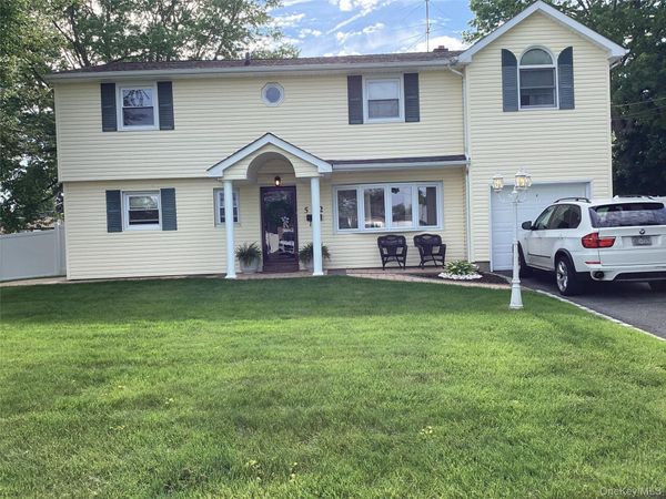 512 Fenimore Avenue , North Babylon, NY 11703