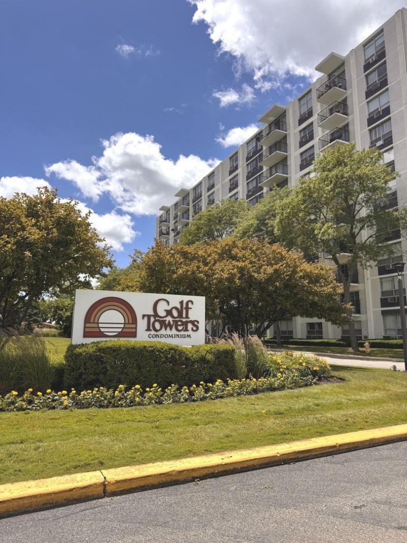 9009 Golf Road , Des Plaines, IL 60016