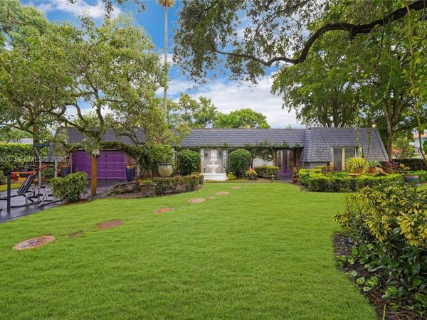 8541 N Lake Dasha Dr, Plantation, FL 33324