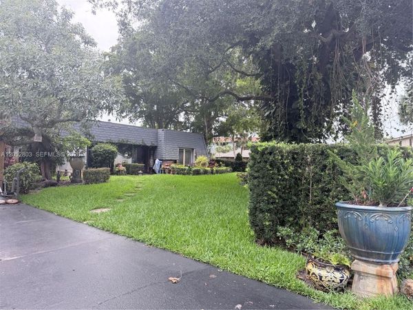 8541 N Lake Dasha Dr, Plantation, FL 33324