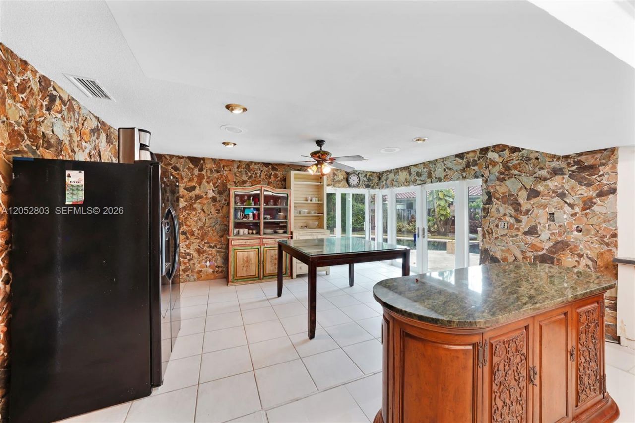 8541 N Lake Dasha Dr, Plantation, FL 33324 Photo