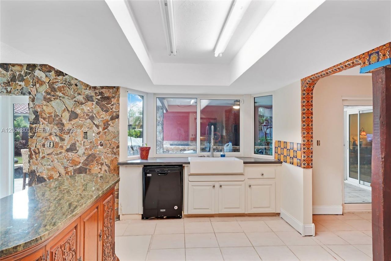 8541 N Lake Dasha Dr, Plantation, FL 33324 Photo