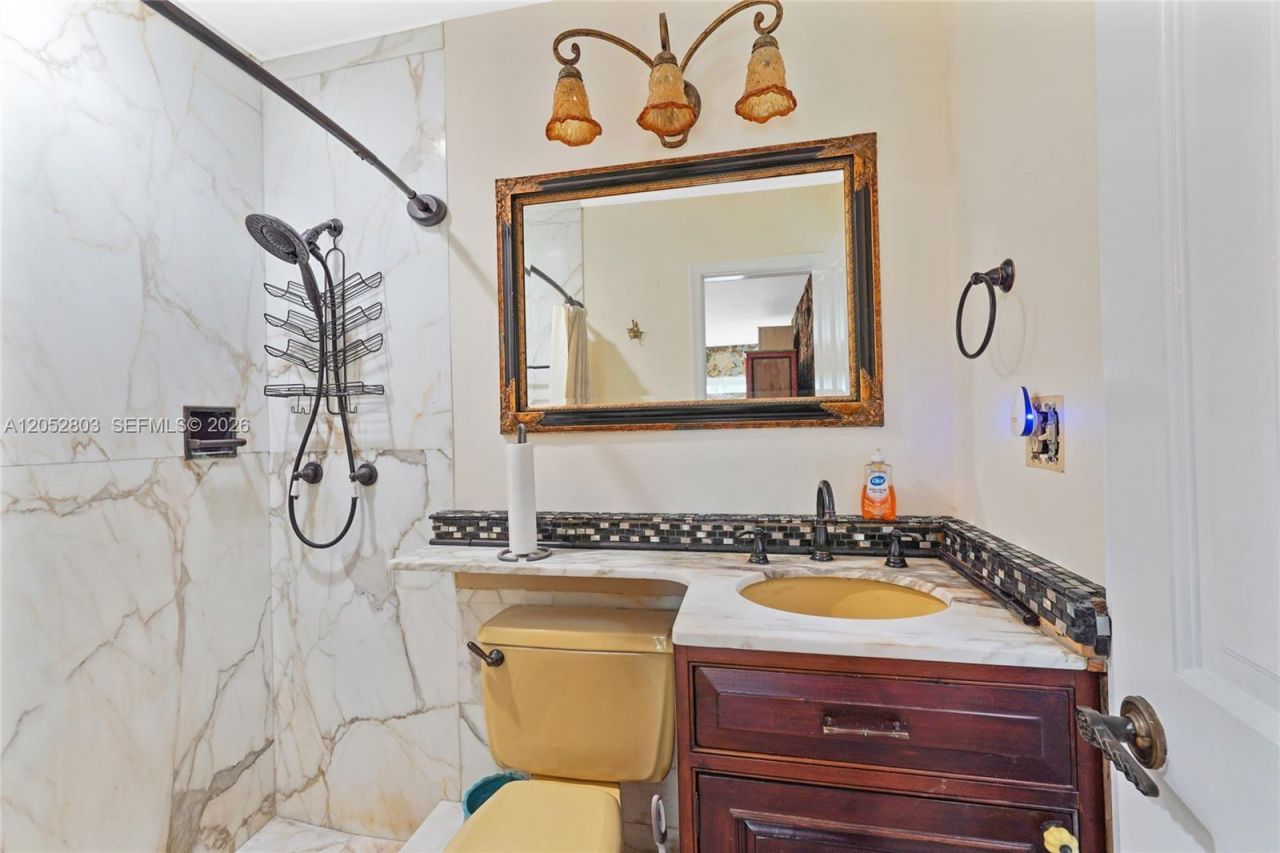 8541 N Lake Dasha Dr, Plantation, FL 33324 Photo
