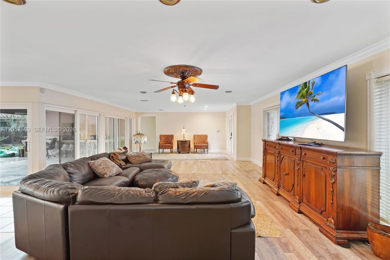 8541 N Lake Dasha Dr, Plantation, FL 33324 Photo