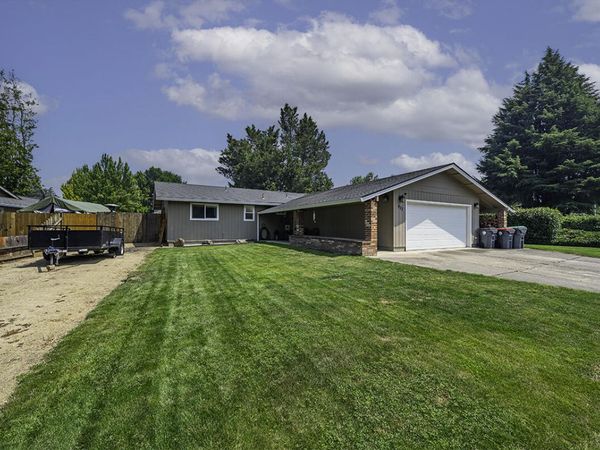 933 Rose Valley Drive, Central Point, OR 97502