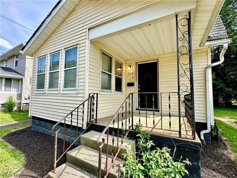 712 Lovers Lane, Akron, OH 44306 Photo 2