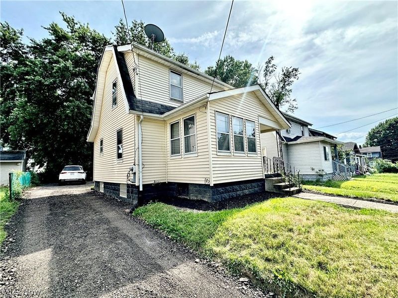 712 Lovers Lane, Akron, OH 44306 Photo 3