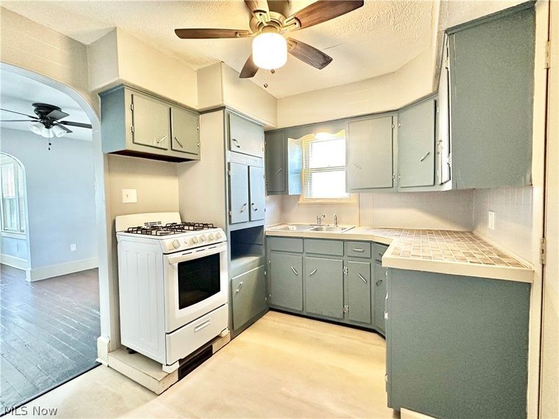 712 Lovers Lane, Akron, OH 44306 Photo 4