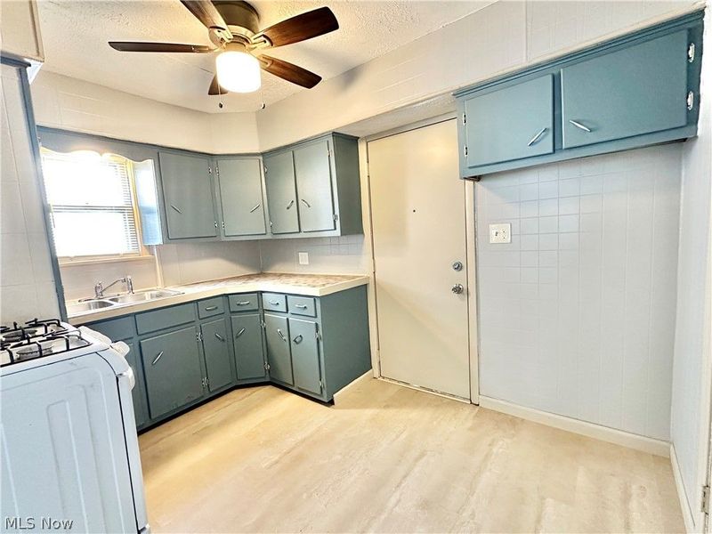 712 Lovers Lane, Akron, OH 44306 Photo 6
