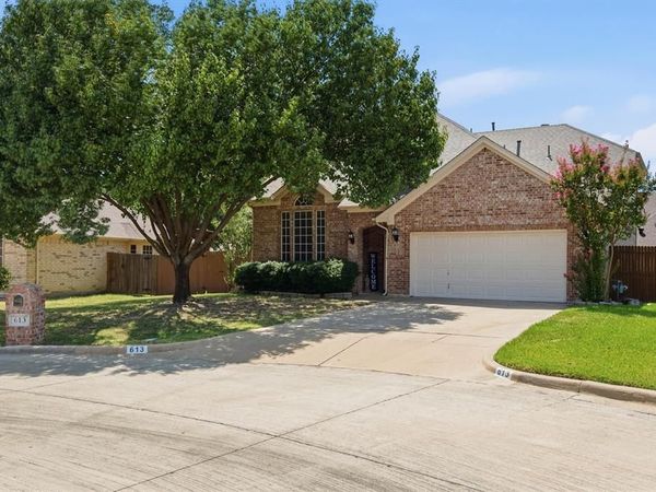 613 Dorchester Lane , Mansfield, TX 76063