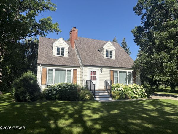 211 EASTWOOD Drive , Grafton, ND 58237