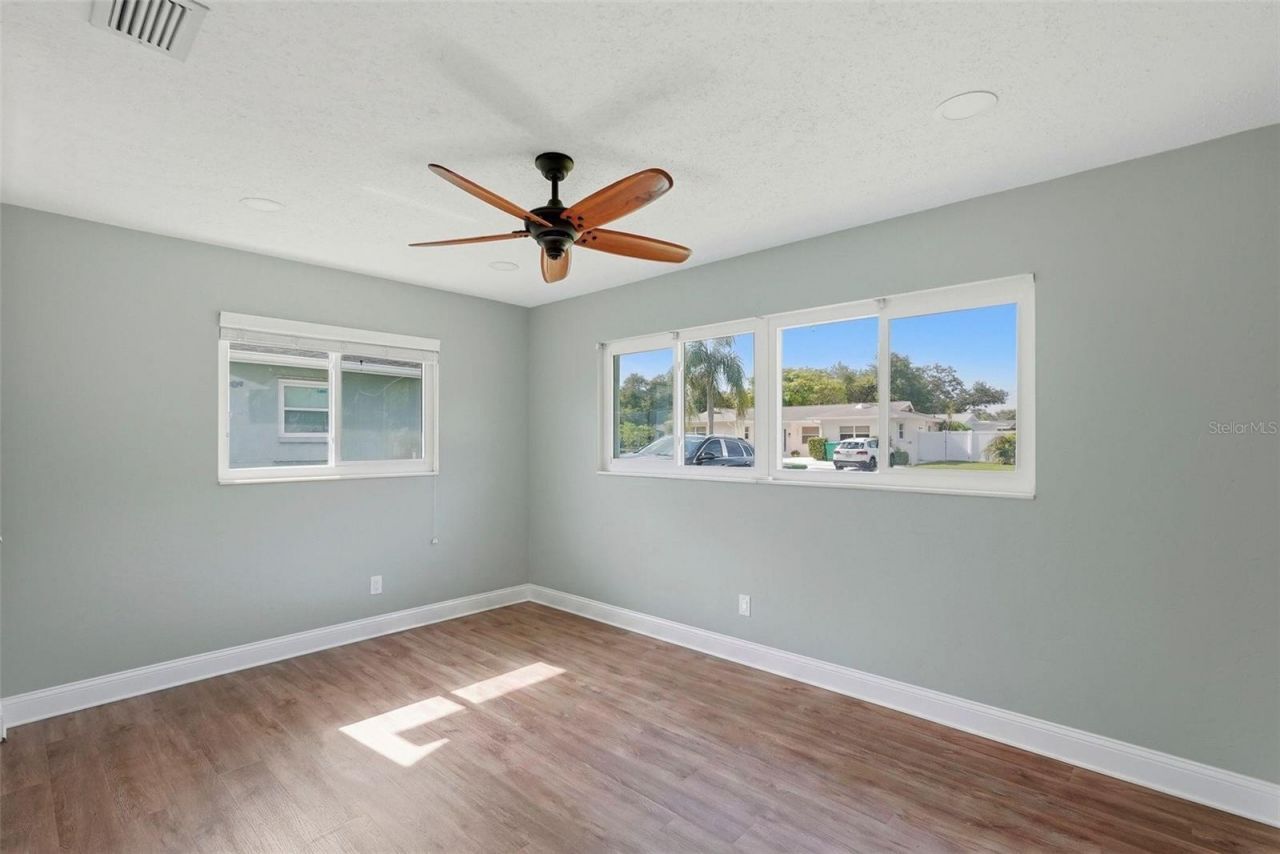 5669 45th Avenue N, Kenneth City, FL 33709 Photo