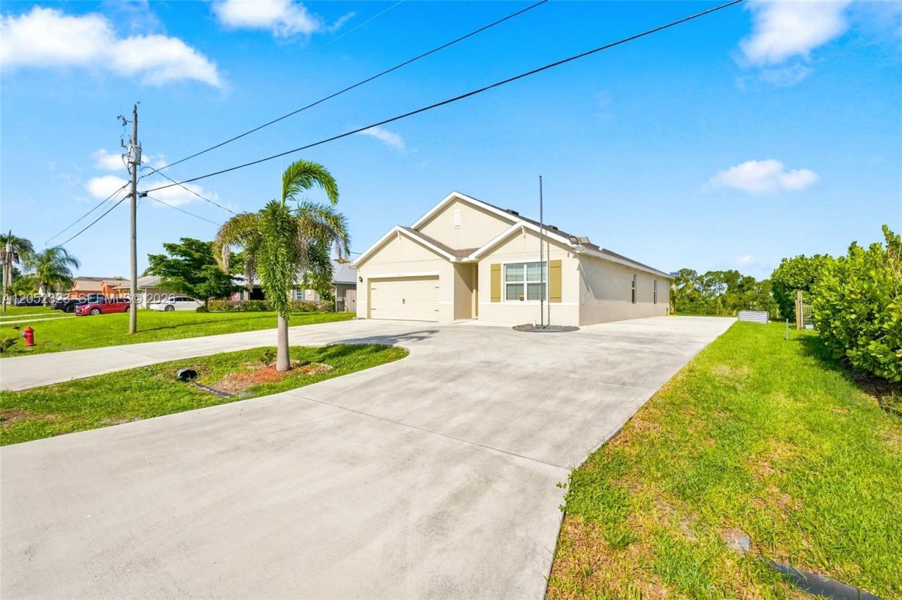 4650 SW Babylon St , Port Saint Lucie, FL 34953 Photo