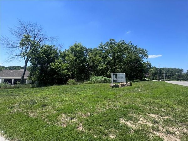 1500 SW Stonewall Drive, Oak Grove, MO 64075