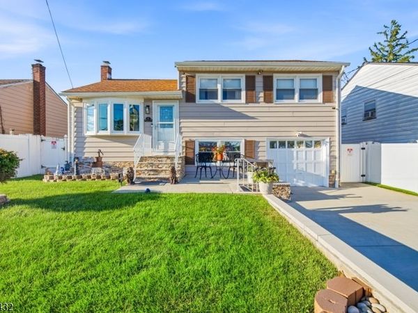 8 Oak St, Carteret, NJ 07008