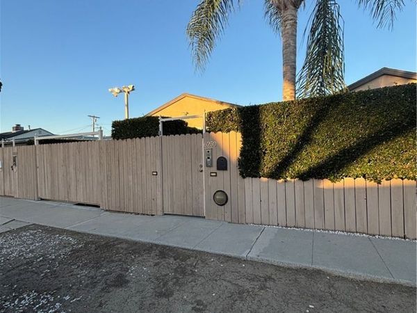 6250 Aura Avenue, Tarzana, CA 91335