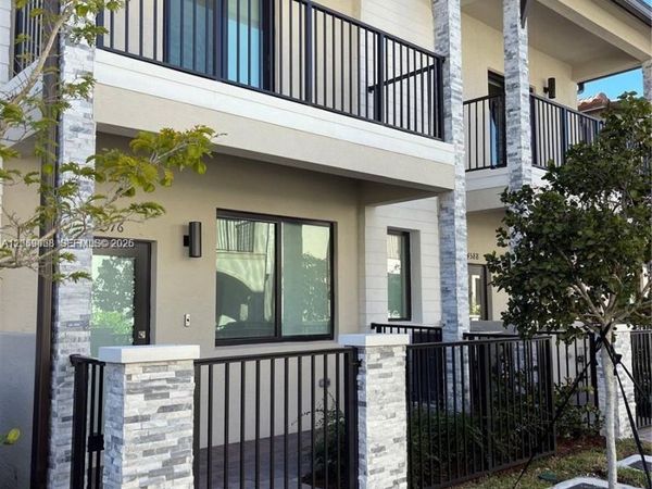 4576 NW 83rd Path , Doral, FL 33166