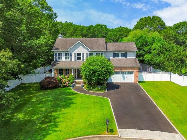 15 Victoria Court , Oakdale, NY 11769