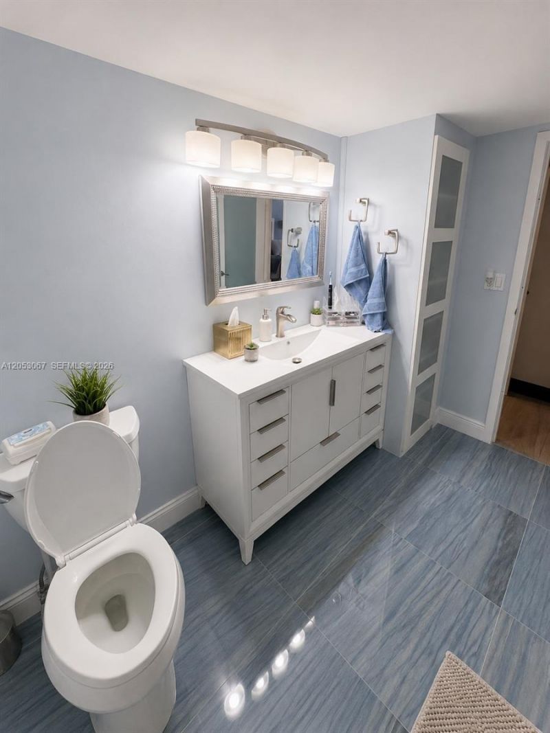 1000 Parkview Dr , Unit 710, Hallandale Beach, FL 33009 Photo