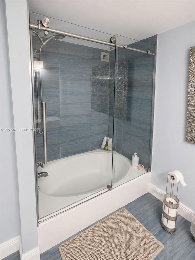 1000 Parkview Dr , Unit 710, Hallandale Beach, FL 33009 Photo