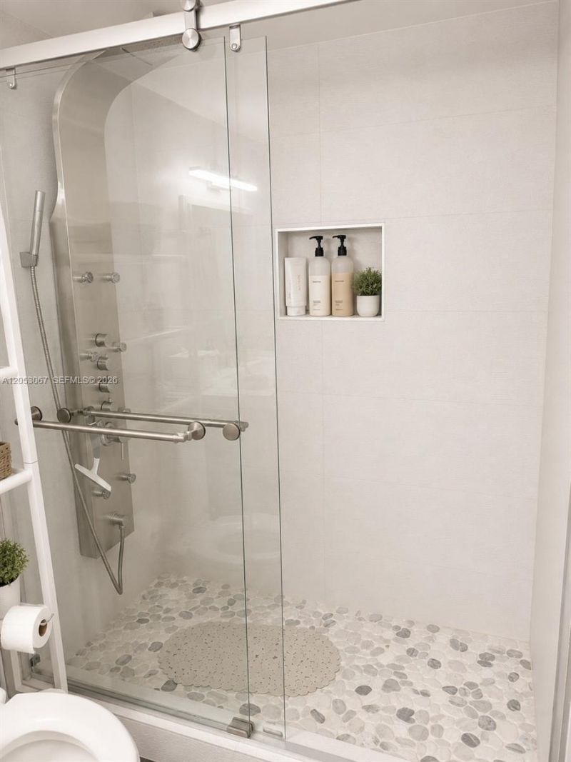 1000 Parkview Dr , Unit 710, Hallandale Beach, FL 33009 Photo