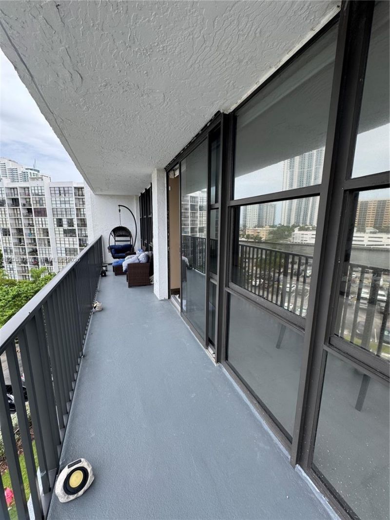 1000 Parkview Dr , Unit 710, Hallandale Beach, FL 33009 Photo
