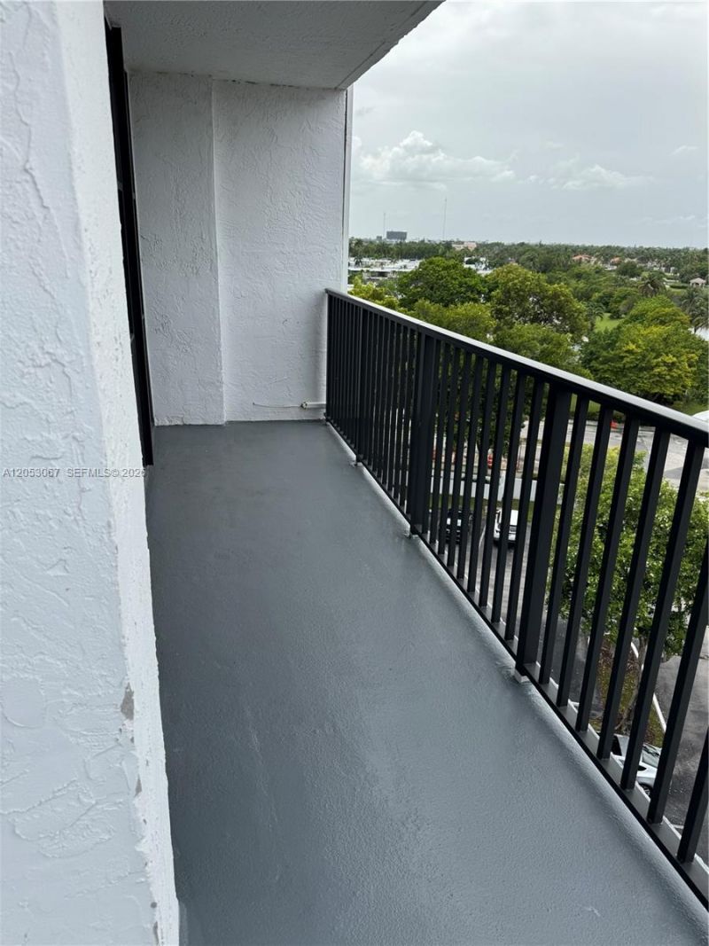 1000 Parkview Dr , Unit 710, Hallandale Beach, FL 33009 Photo