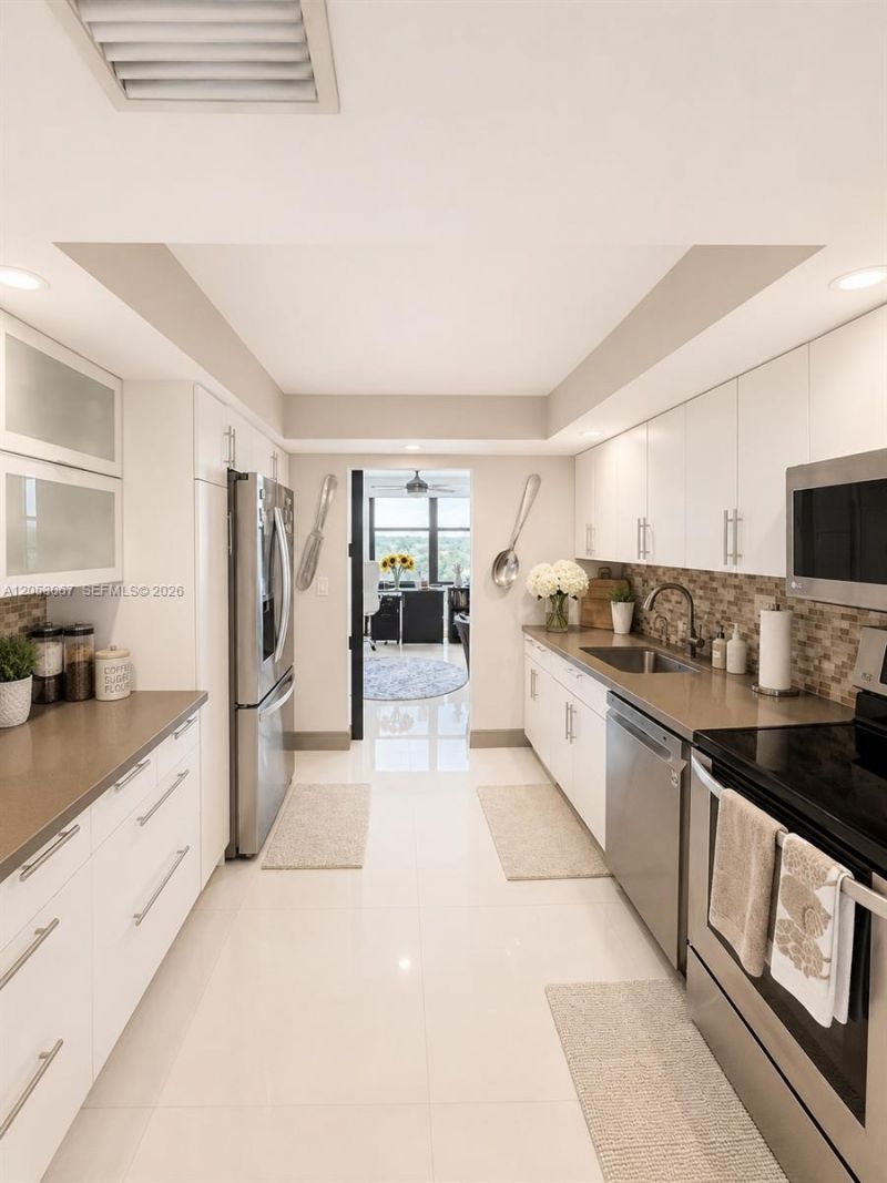 1000 Parkview Dr , Unit 710, Hallandale Beach, FL 33009 Photo