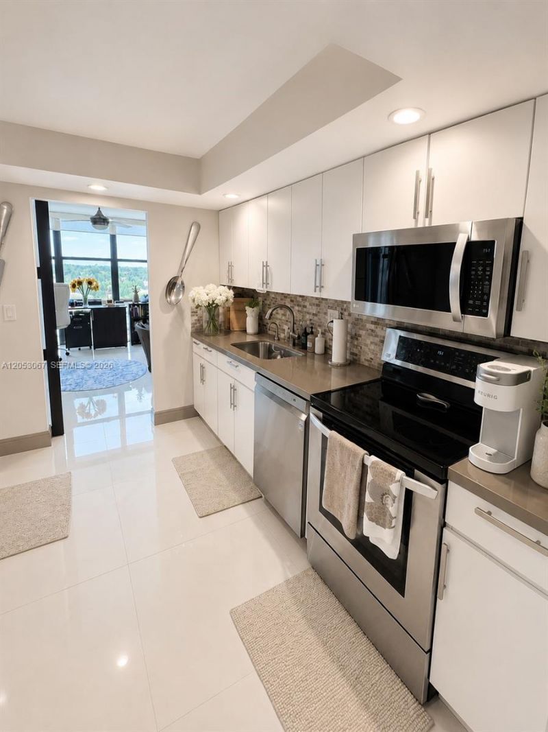 1000 Parkview Dr , Unit 710, Hallandale Beach, FL 33009 Photo