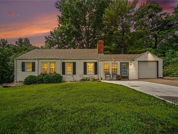 8409 NW Hilltop Road, Parkville, MO 64152