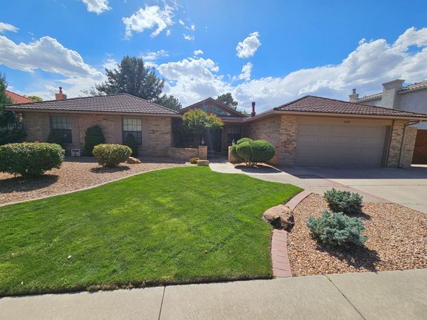 5709 Royal Oak Drive NE, Albuquerque, NM 87111