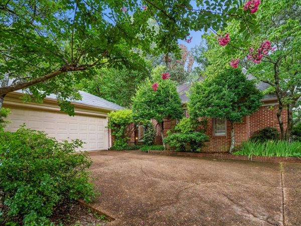 8685 CHRIS SUZANNE CIR, Memphis, TN 38018