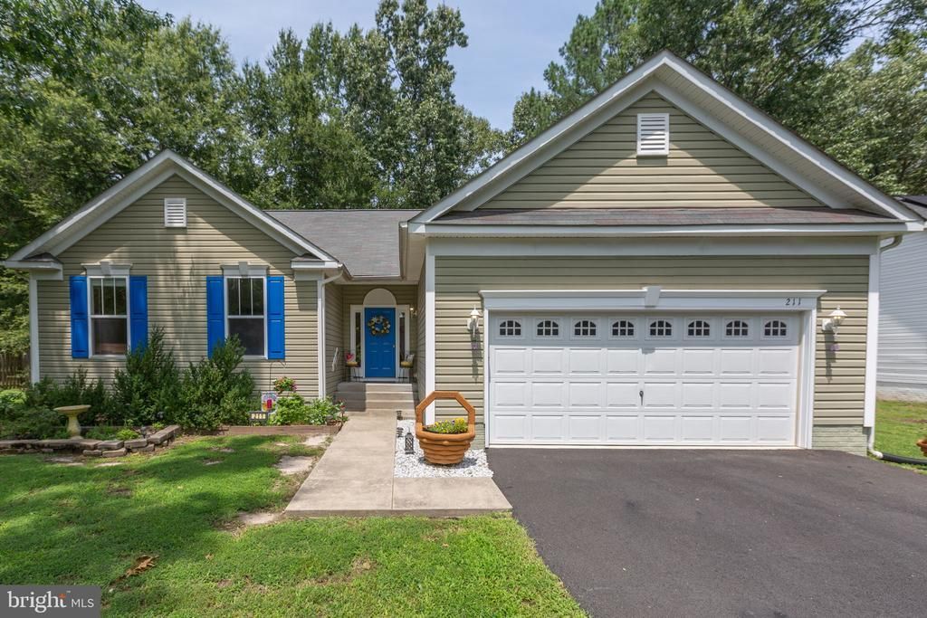211 Meadow Avenue, Colonial Beach, VA 22443 Main Photo
