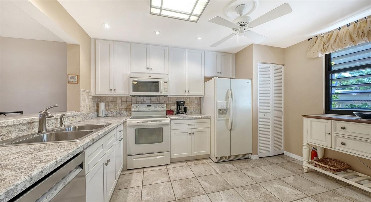 301 Timberlake Drive, Bradenton, FL 34210 Photo
