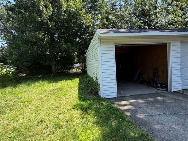 335 E 250th Street, Euclid, OH 44132 Photo 4