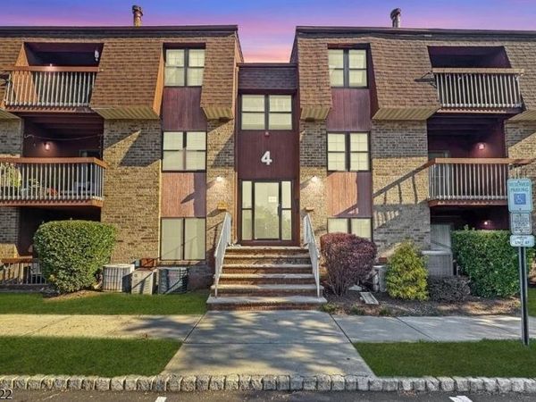 39 Powderhorn Ct, Woodbridge, NJ 07095