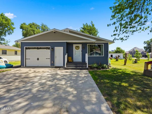 211 WOLCOTT Avenue, Larimore, ND 58251