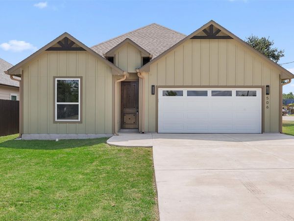 506 N Waco ST, Giddings, TX 78942