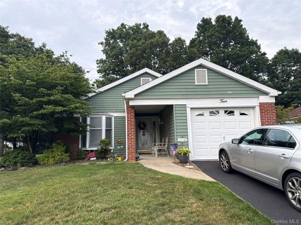 4 Lamont Court , Ridge, NY 11961