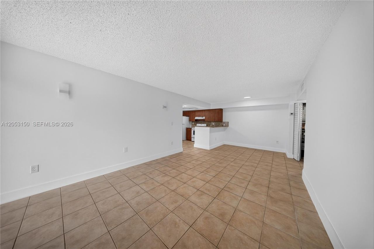 7195 NW 179th St, Unit 109, Hialeah, FL 33015 Photo