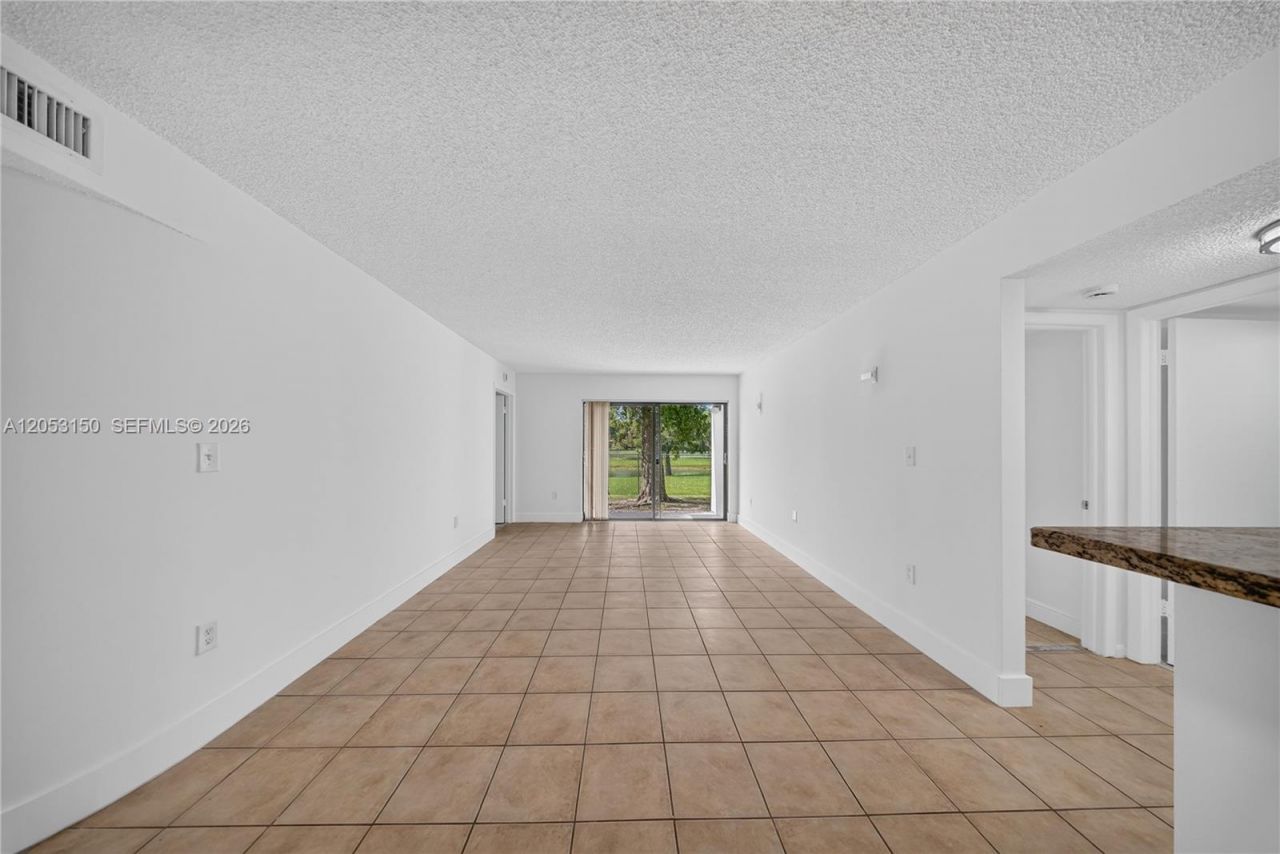 7195 NW 179th St, Unit 109, Hialeah, FL 33015 Photo