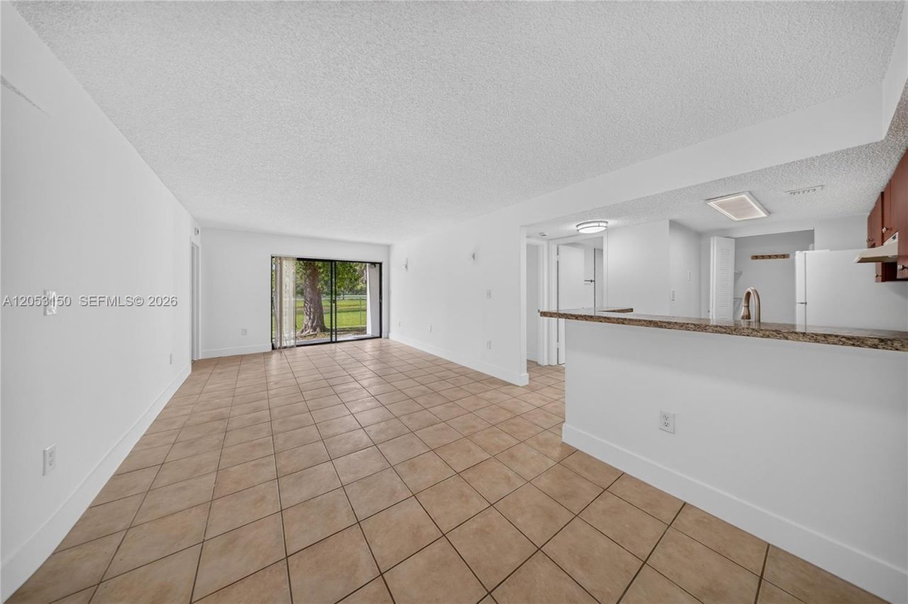 7195 NW 179th St, Unit 109, Hialeah, FL 33015 Photo