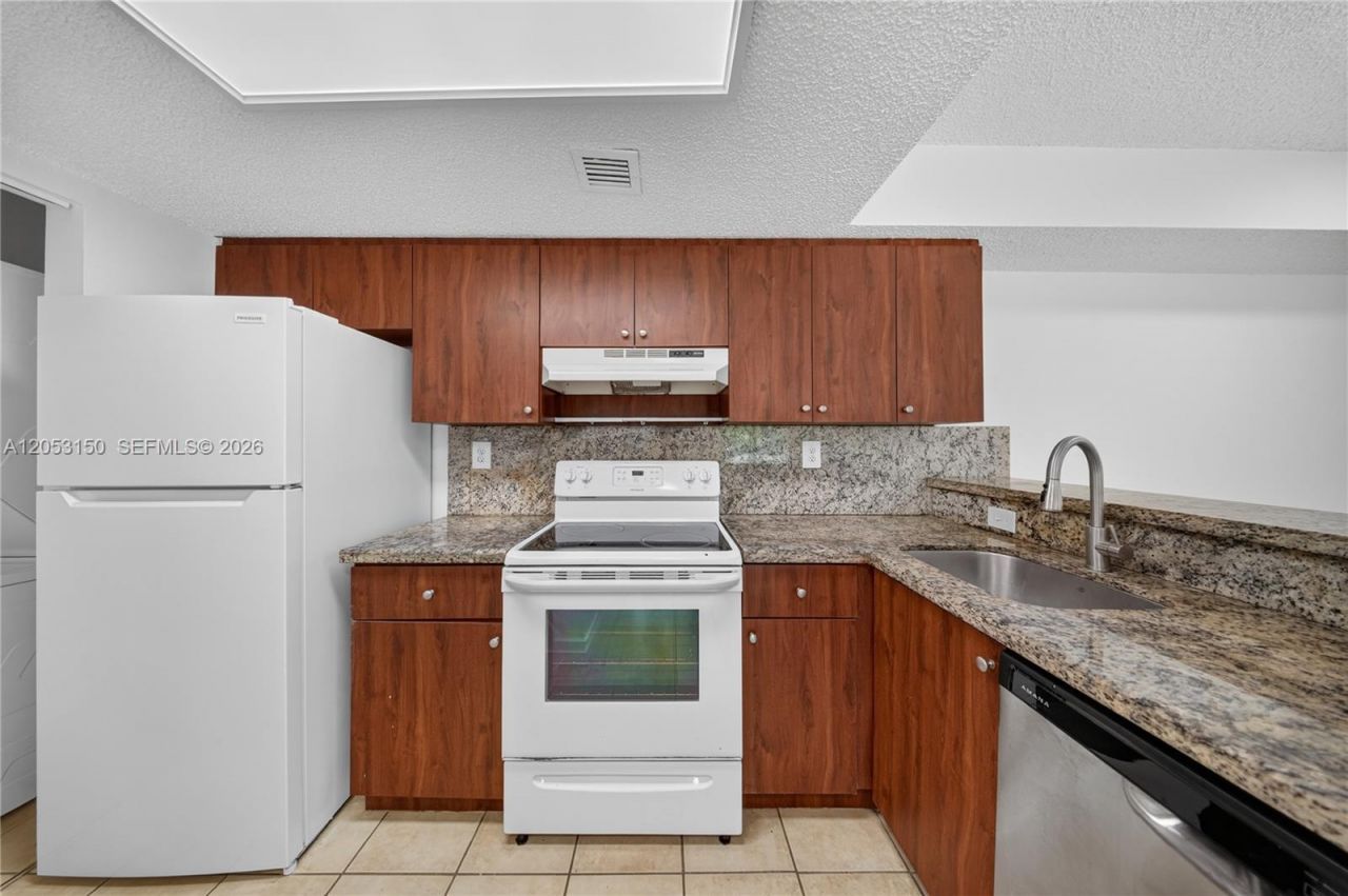 7195 NW 179th St, Unit 109, Hialeah, FL 33015 Photo