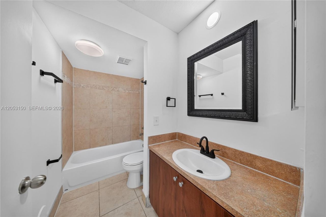7195 NW 179th St, Unit 109, Hialeah, FL 33015 Photo