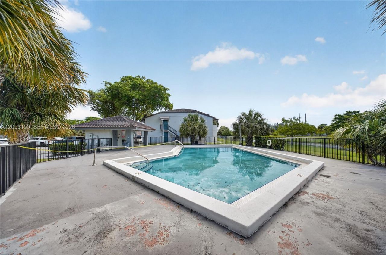7195 NW 179th St, Unit 109, Hialeah, FL 33015 Photo