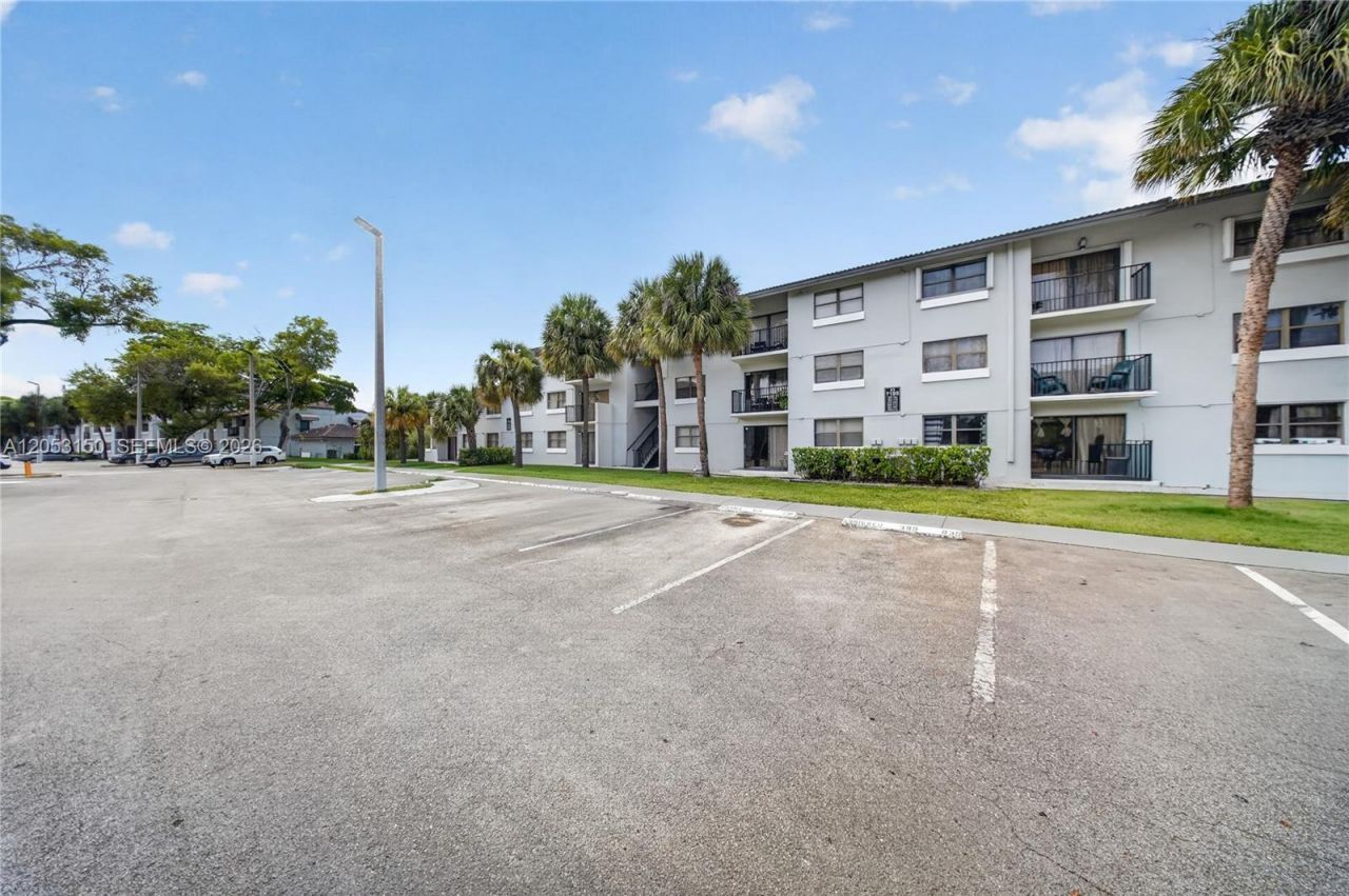7195 NW 179th St , Unit 109, Hialeah, FL 33015 Photo