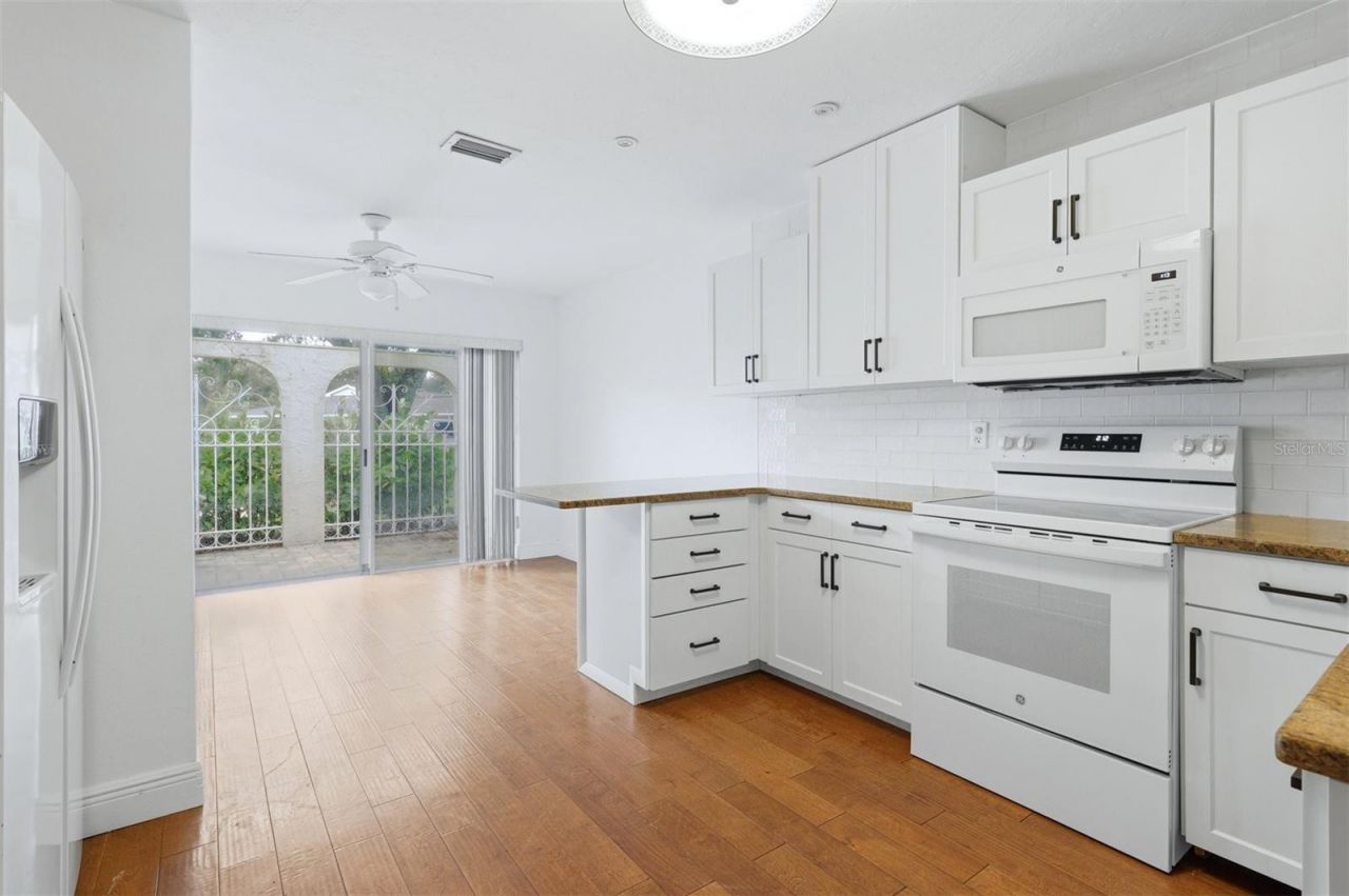 5273 Villa Majorca Court, Unit 25, Sarasota, FL 34235 Photo